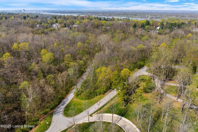 3136 Blackberry Hill Rd, Glenview, KY 40025