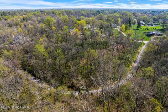 3136 Blackberry Hill Rd, Glenview, KY 40025