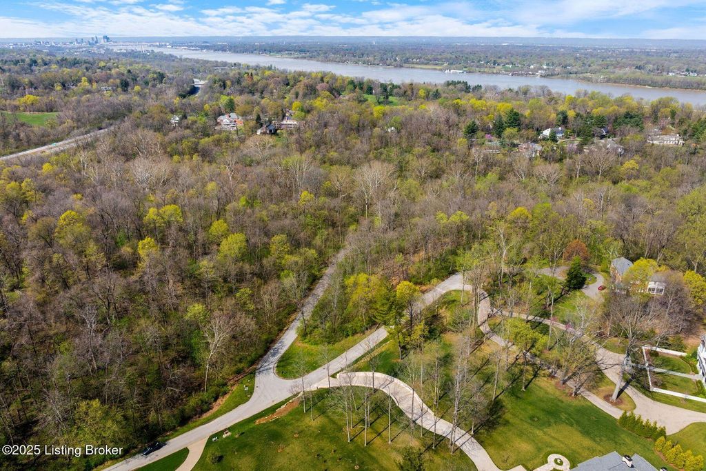 3136 Blackberry Hill Rd, Glenview, KY 40025