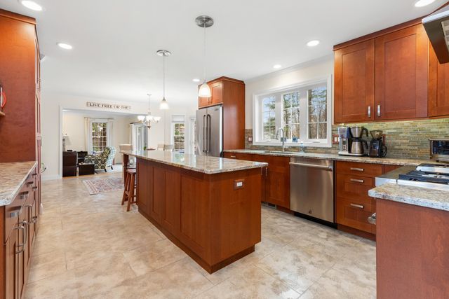 26 Greenfield Drive, Plaistow, NH 03865