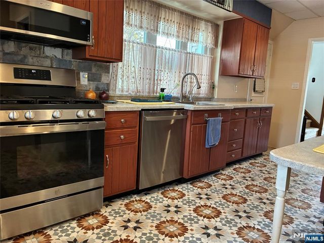 86 Van Houten, Belleville, NJ 07109