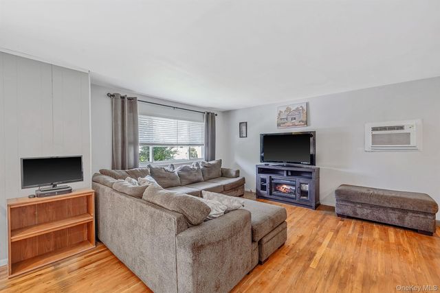 92 Rhode Island Avenue, Bay Shore, NY 11706
