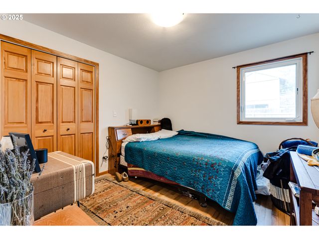 1410 LAKE Dr, Eugene, OR 97404