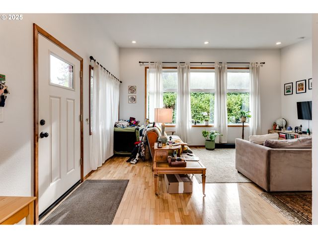 1410 LAKE Dr, Eugene, OR 97404