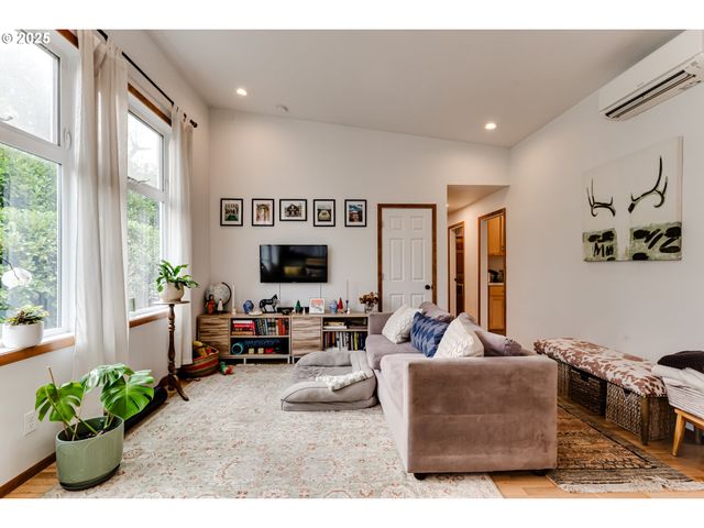 1410 LAKE Dr, Eugene, OR 97404