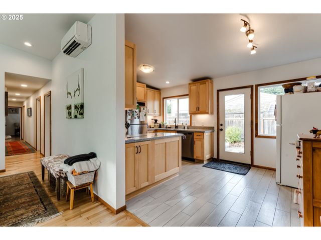 1410 LAKE Dr, Eugene, OR 97404