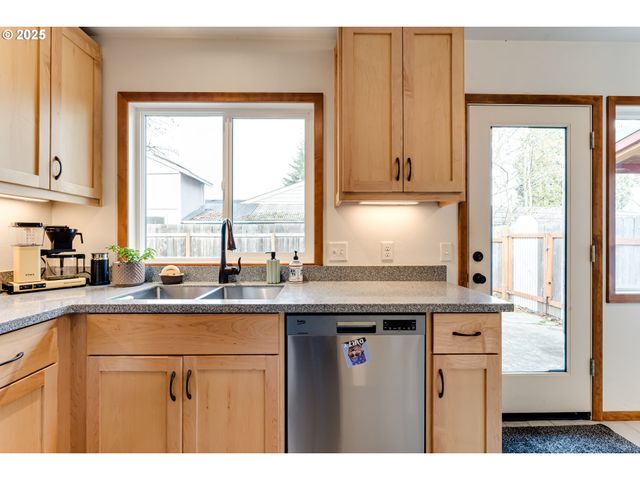 1410 LAKE Dr, Eugene, OR 97404