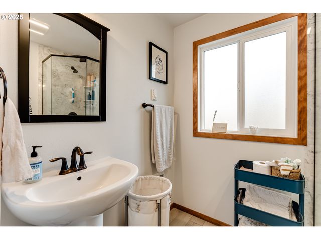 1410 LAKE Dr, Eugene, OR 97404