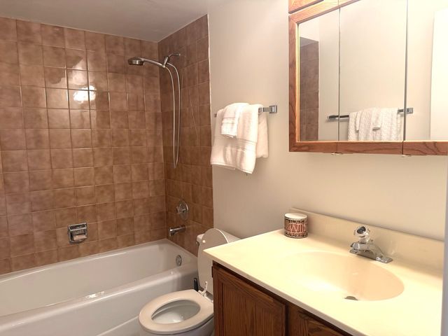 1905 W GOLF Road 2A, Mount Prospect, IL 60056