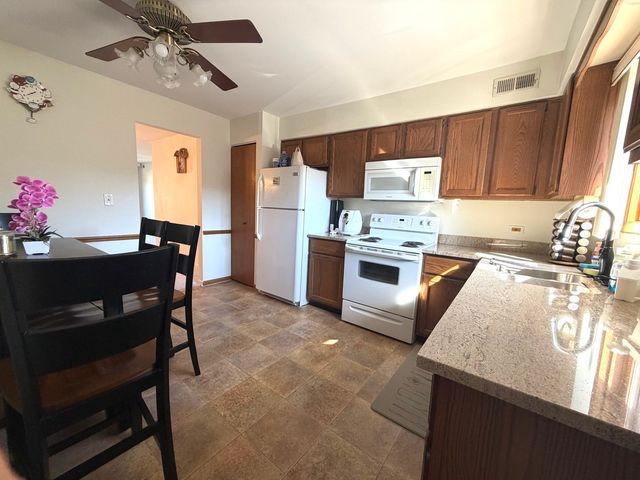 1905 W GOLF Road 2A, Mount Prospect, IL 60056