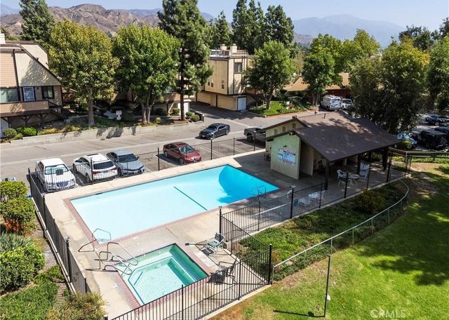 11300 Foothill Boulevard 33, Lakeview Terrace, CA 91342