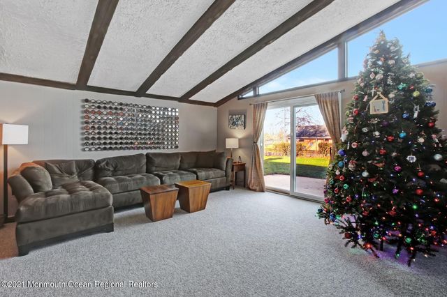 13 Roslyn Drive, Oakhurst, NJ 07755
