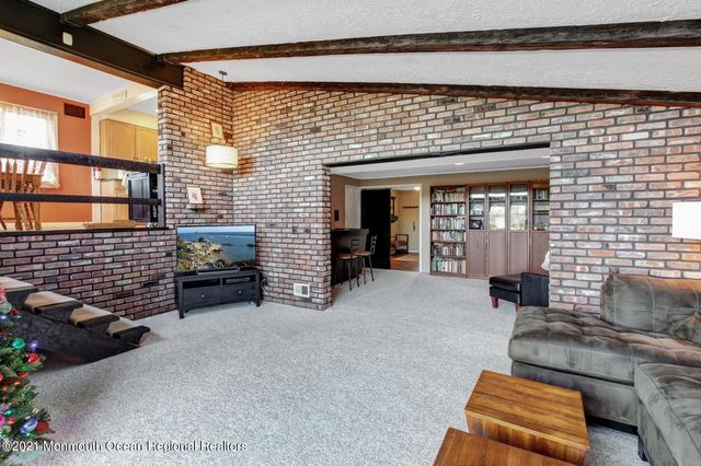 13 Roslyn Drive, Oakhurst, NJ 07755