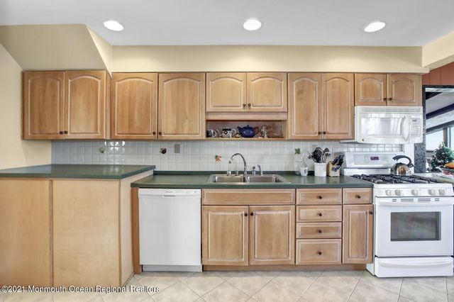 13 Roslyn Drive, Oakhurst, NJ 07755