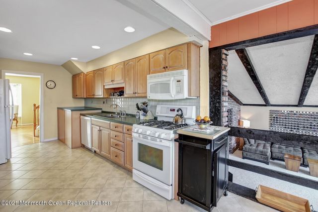 13 Roslyn Drive, Oakhurst, NJ 07755