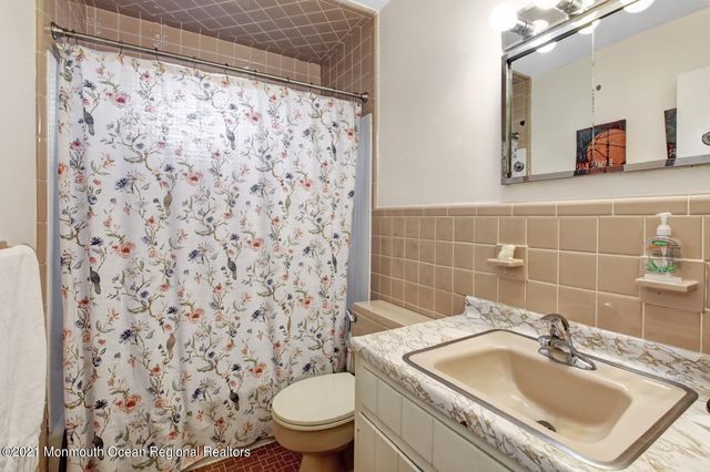 13 Roslyn Drive, Oakhurst, NJ 07755