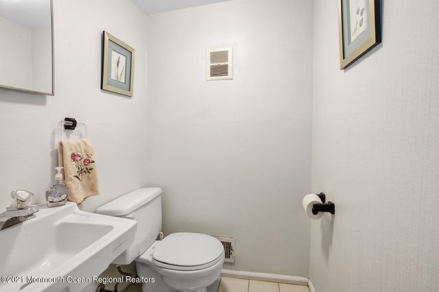 13 Roslyn Drive, Oakhurst, NJ 07755