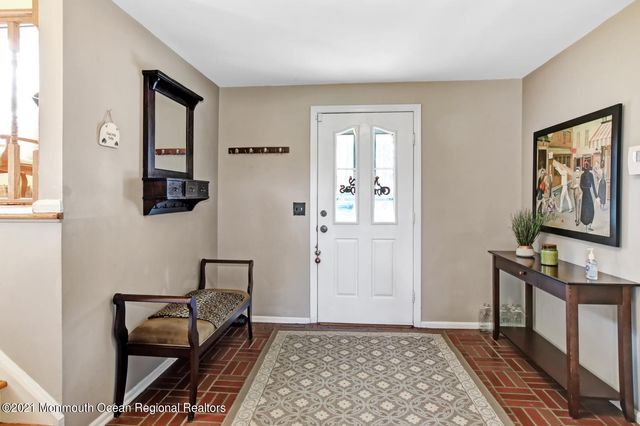 13 Roslyn Drive, Oakhurst, NJ 07755