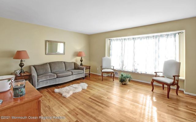 13 Roslyn Drive, Oakhurst, NJ 07755