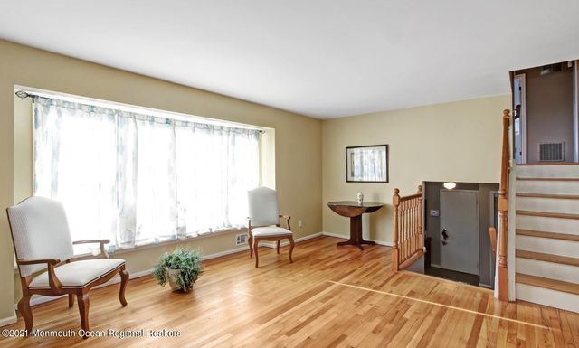 13 Roslyn Drive, Oakhurst, NJ 07755