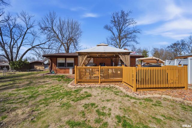 2214 GLENDALE Drive, Pekin, IL 61554