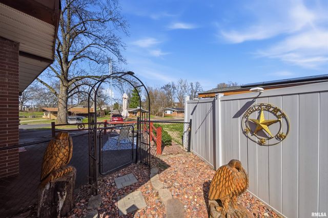 2214 GLENDALE Drive, Pekin, IL 61554