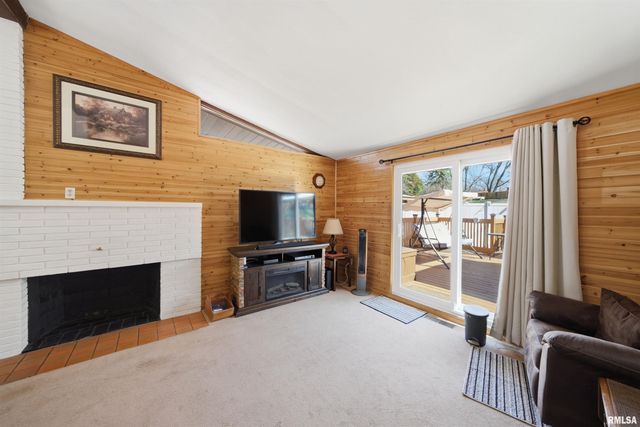 2214 GLENDALE Drive, Pekin, IL 61554