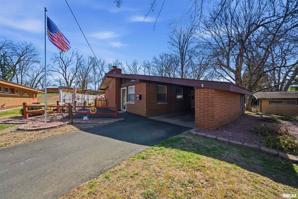 2214 GLENDALE Drive, Pekin, IL 61554