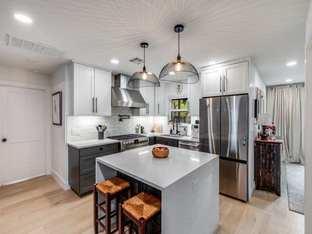 2209 Fair Oaks DR, Austin, TX 78745