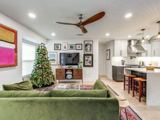 2209 Fair Oaks DR, Austin, TX 78745