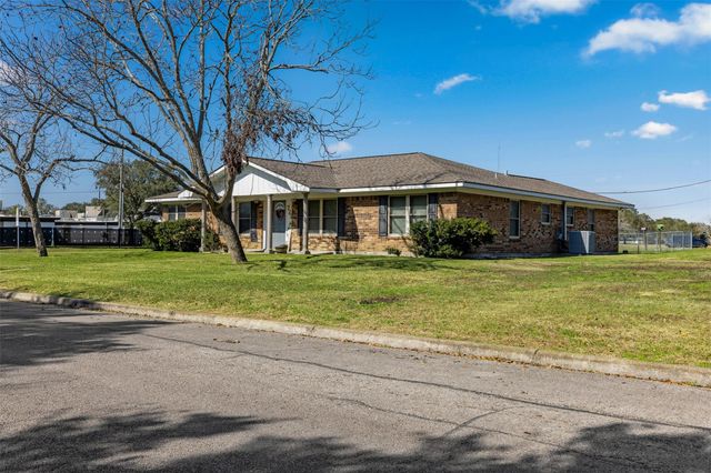 727 Partridge Lane, Eagle Lake, TX 77434