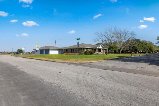 727 Partridge Lane, Eagle Lake, TX 77434