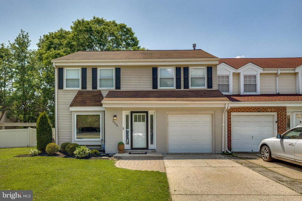 255 BURNAMWOOD DR, Mount Laurel, NJ 08054