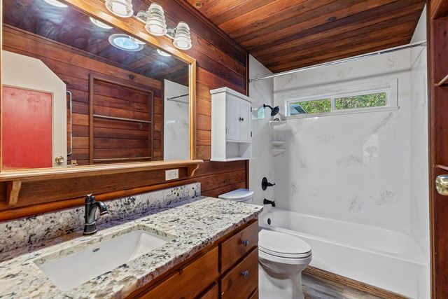 1956 E Fork Road, Williams, OR 97544