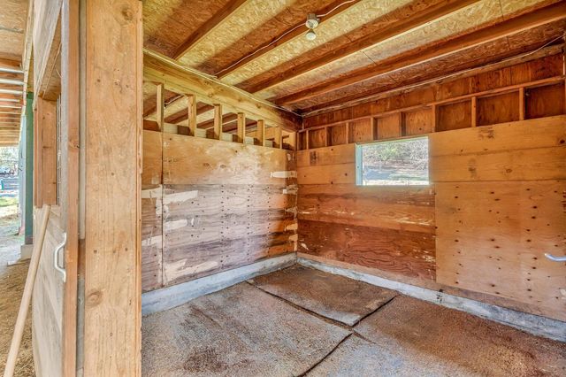 1956 E Fork Road, Williams, OR 97544