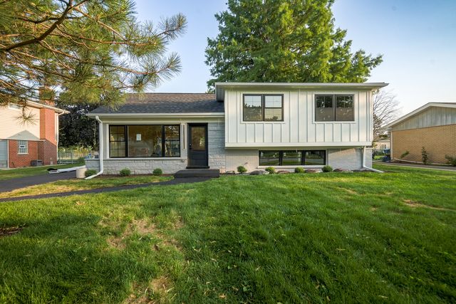 1707 W Martin Lane, Mount Prospect, IL 60056