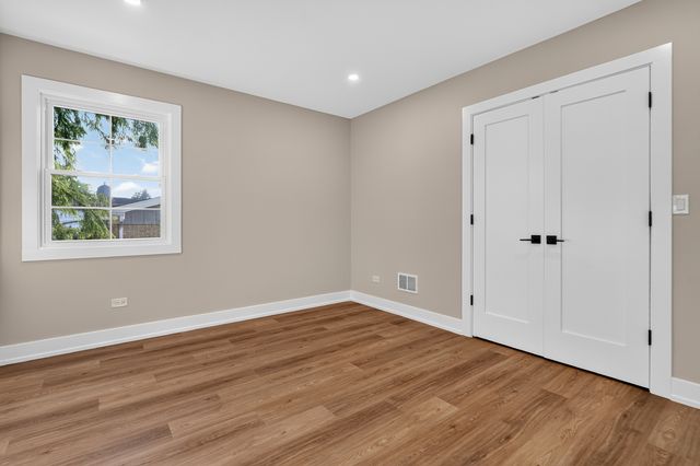 1707 W Martin Lane, Mount Prospect, IL 60056