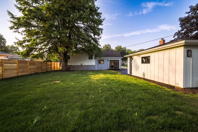 1707 W Martin Lane, Mount Prospect, IL 60056