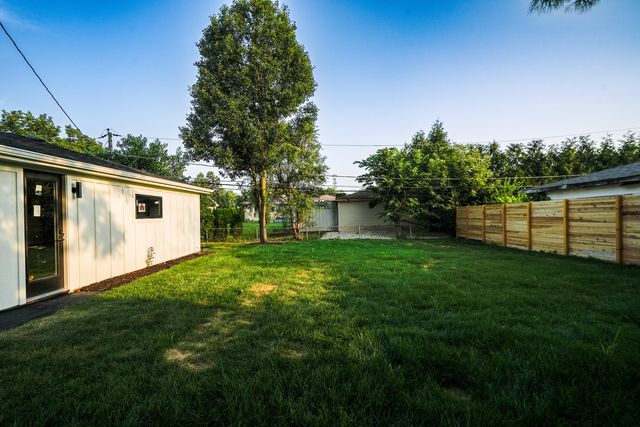 1707 W Martin Lane, Mount Prospect, IL 60056