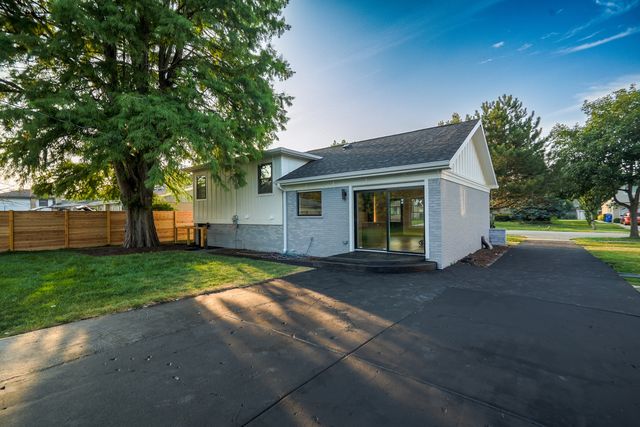 1707 W Martin Lane, Mount Prospect, IL 60056
