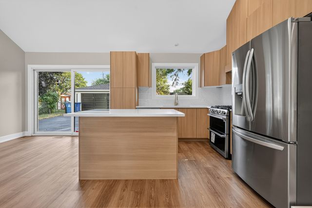 1707 W Martin Lane, Mount Prospect, IL 60056