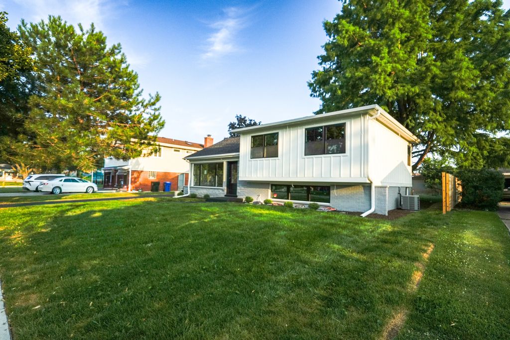 1707 W Martin Lane, Mount Prospect, IL 60056