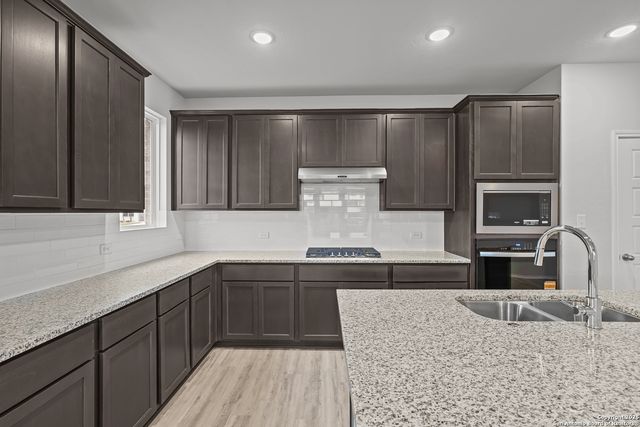 653 Broomsedge St, New Braunfels, TX 78130