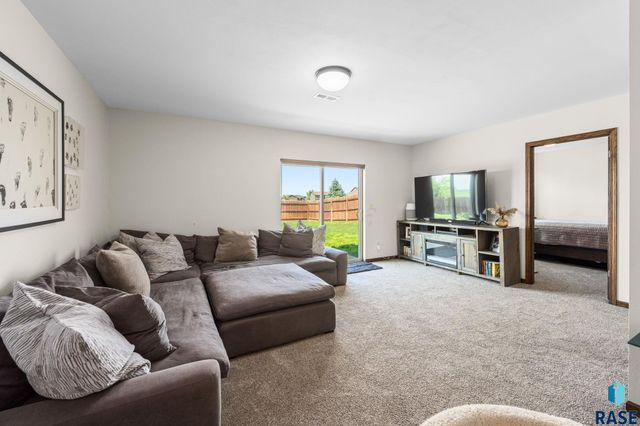 9004 W Gill Cir Circle, Sioux Falls, SD 57106
