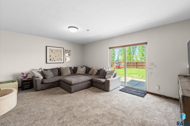 9004 W Gill Cir Circle, Sioux Falls, SD 57106