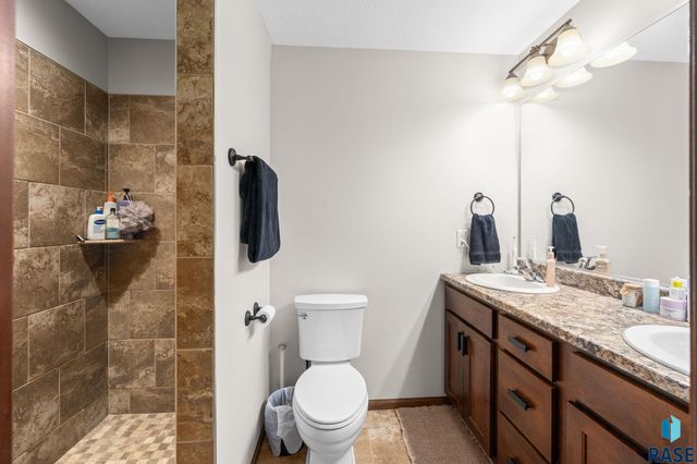 9004 W Gill Cir Circle, Sioux Falls, SD 57106