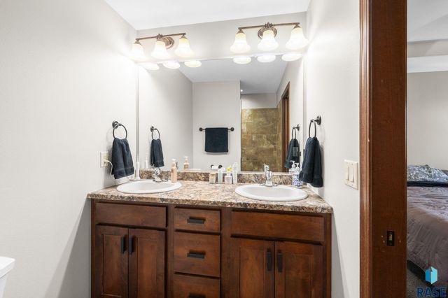 9004 W Gill Cir Circle, Sioux Falls, SD 57106