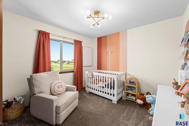 9004 W Gill Cir Circle, Sioux Falls, SD 57106
