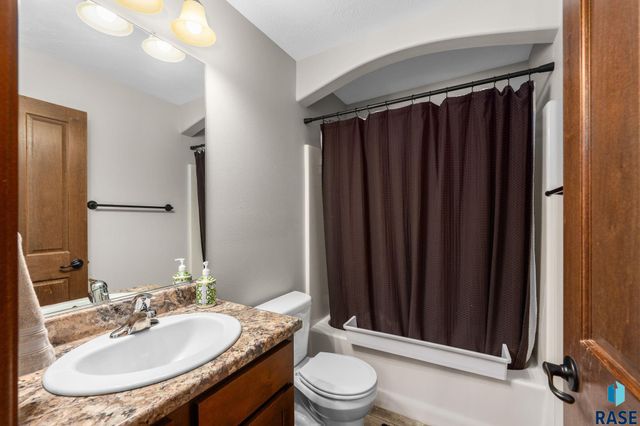 9004 W Gill Cir Circle, Sioux Falls, SD 57106