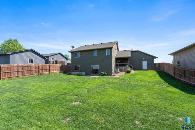 9004 W Gill Cir Circle, Sioux Falls, SD 57106